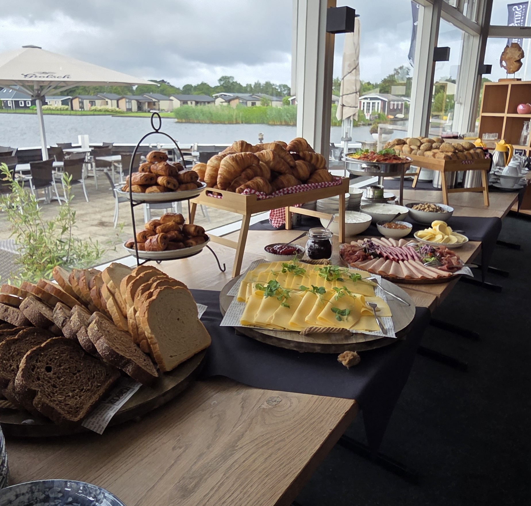 Bruin brood met brie en tuinkers