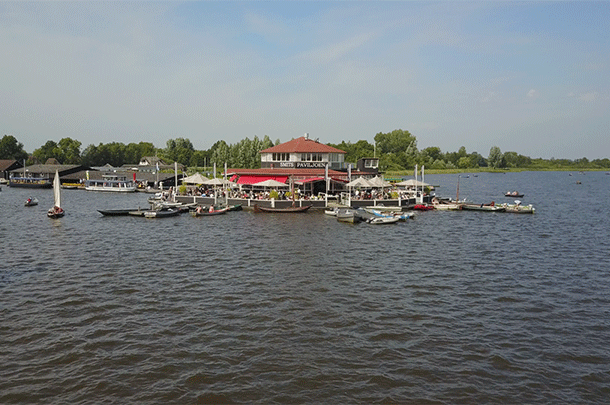 Smits Paviljoen in het water