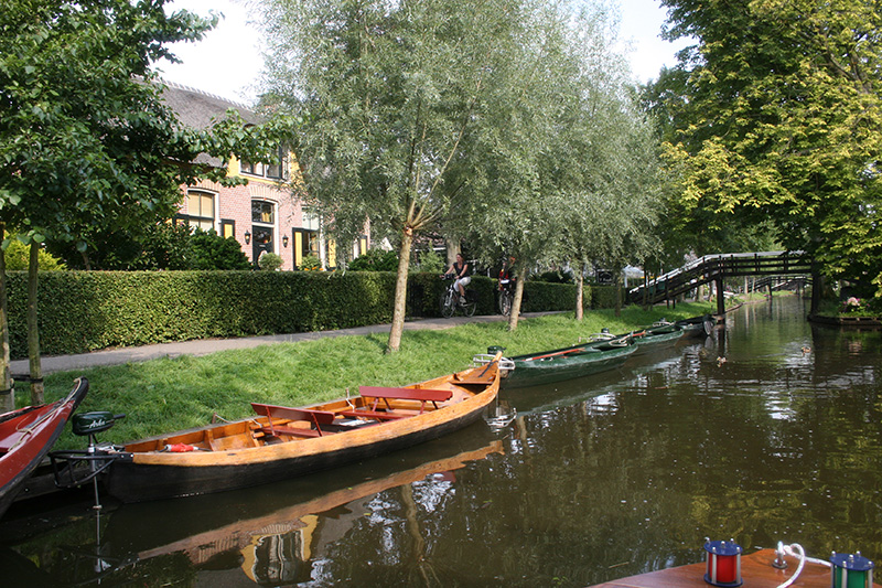 Boten in het water in Giethoorn