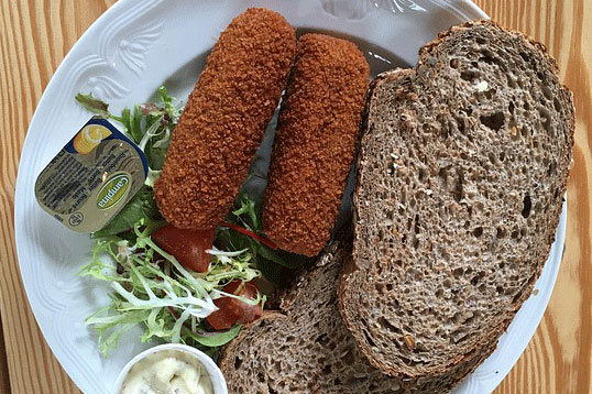 Lunch met kroket en brood