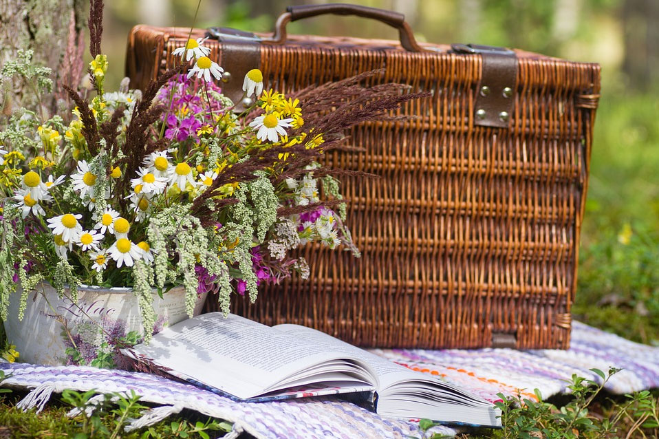 Picknickmand met streekproducten uit Giethoorn